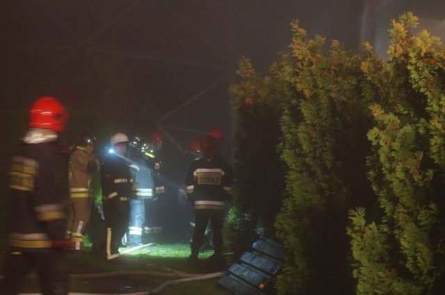 Pożar domu na przedmieściach Lublina. Kobiecie udało się uciec (zdjęcia)