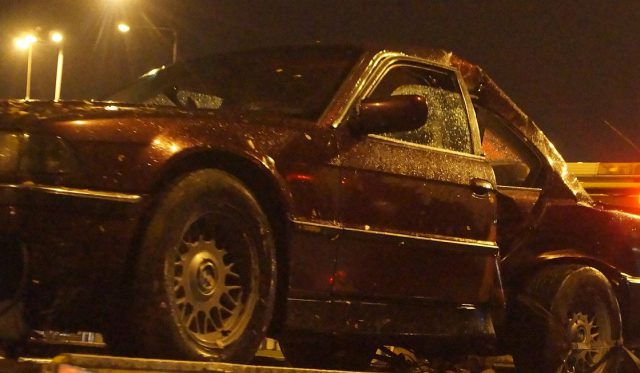 BMW bokiem uderzyło w latarnię. Kierowca uciekł, pozostały zniszczenia (zdjęcia)