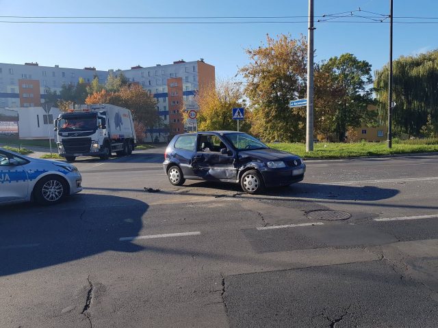 Zderzenie forda z volkswagenem na ul. Orkana. Jeden z kierowców wymusił pierwszeństwo przejazdu (zdjęcia)