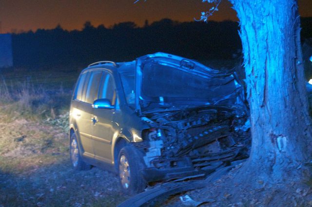 Zasnął za kierownicą, volkswagen uderzył w drzewo (zdjęcia)