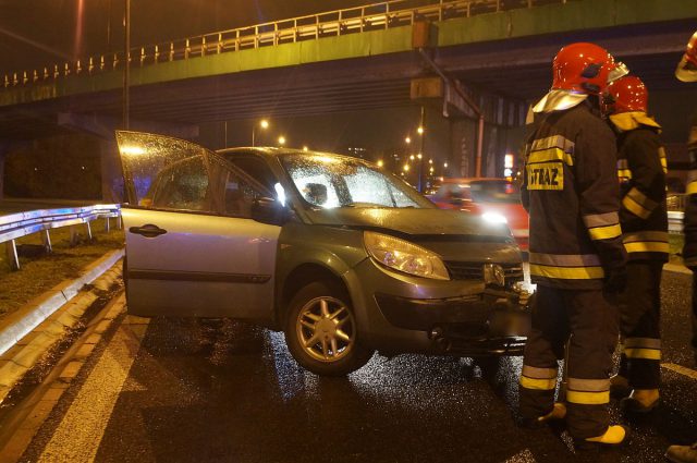 Straciła panowanie nad pojazdem, uderzyła w bariery. Trafiła do szpitala (zdjęcia)