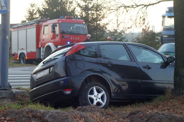 Wypadek na trasie Lublin – Zamość. Ford uderzył w przepust (zdjęcia)