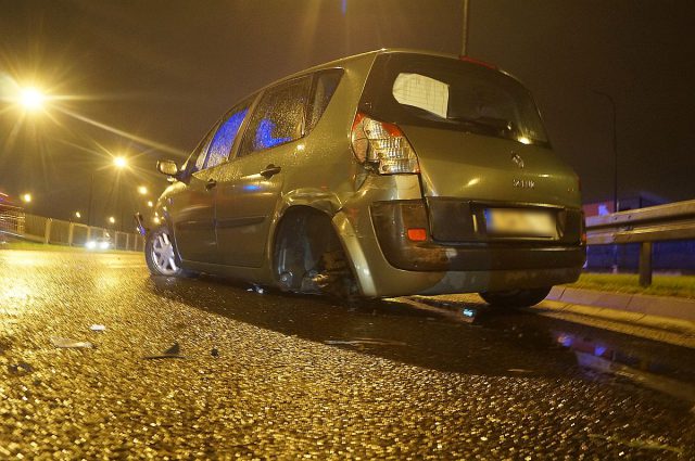 Straciła panowanie nad pojazdem, uderzyła w bariery. Trafiła do szpitala (zdjęcia)