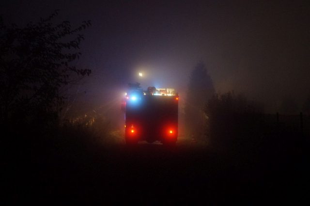 Pożar domu na przedmieściach Lublina. Kobiecie udało się uciec (zdjęcia)