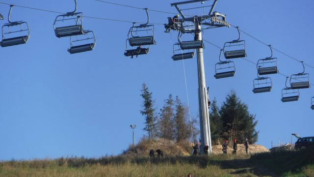 Do zimy jeszcze daleko, strażacy już szkolą się na wypadek ewakuacji narciarzy