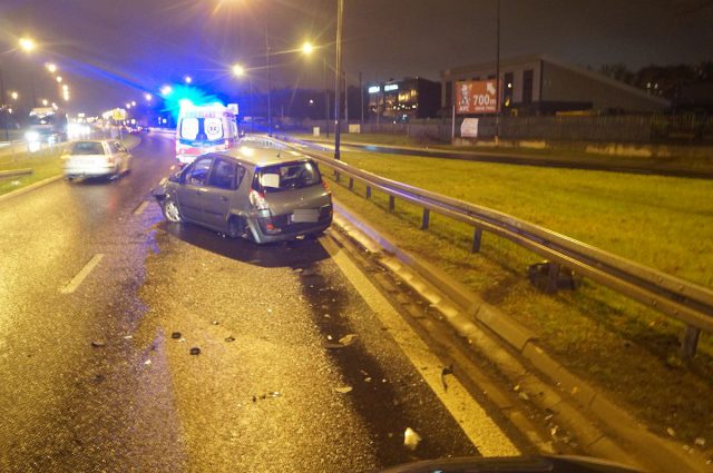 Straciła panowanie nad pojazdem, uderzyła w bariery. Trafiła do szpitala (zdjęcia)