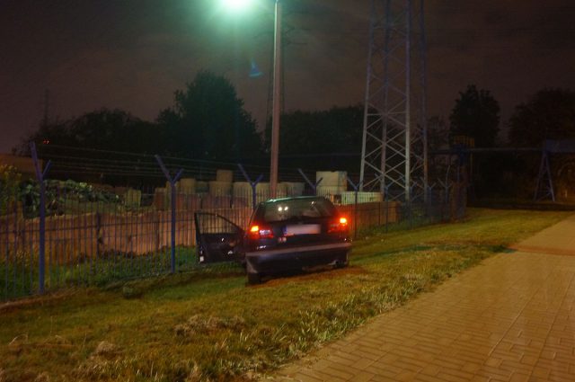 Volvo uderzyło w ogrodzenie. Nieprzytomny kierowca w szpitalu (zdjęcia)