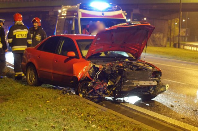 Za szybko na zakręcie. Audi uderzyło w latarnię (zdjęcia)