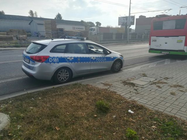 Pijany kierowca wjechał pod autobus komunikacji miejskiej (zdjęcia)