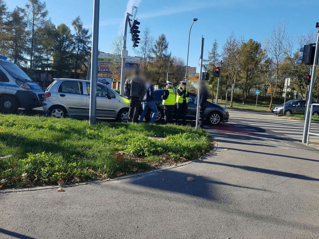 Piesza usiłowała przejść na czerwonym świetle. Zderzyły się dwa auta (zdjęcia)