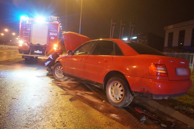 Za szybko na zakręcie. Audi uderzyło w latarnię (zdjęcia)