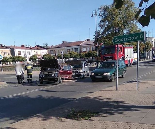 Wymuszenie pierwszeństwa przyczyną zderzenia dwóch aut w centrum Janowa Lubelskiego (zdjęcia)