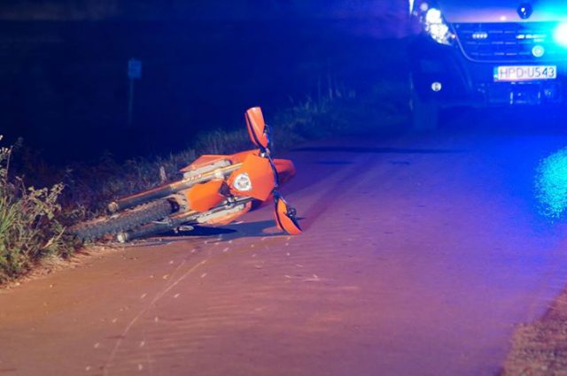 Motocyklista przewrócił się na wąskiej drodze. Nieprzytomny trafił do szpitala (zdjęcia)