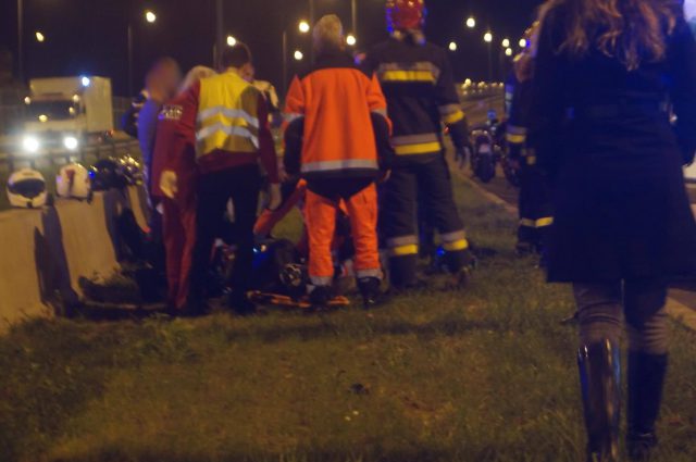Wypadek motocyklistów na wjeździe do Lublina. Jedna osoba trafiła do szpitala (zdjęcia)
