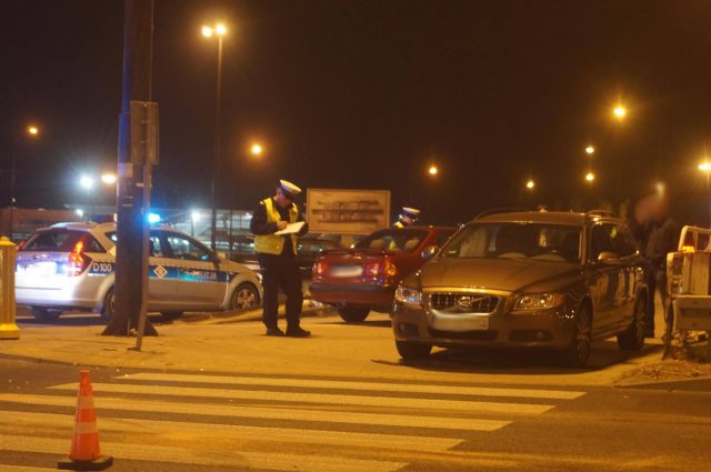 Zderzenie toyoty z volvo na rondzie przy Makro. Dziecko trafiło do szpitala (zdjęcia)