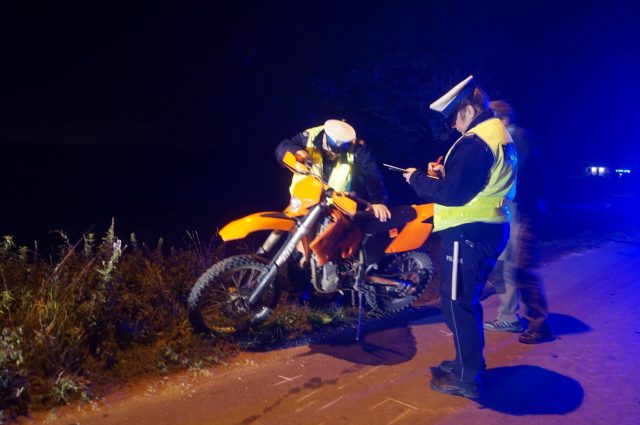 Motocyklista przewrócił się na wąskiej drodze. Nieprzytomny trafił do szpitala (zdjęcia)