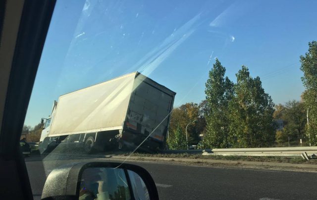 Utrudnienia w ruchu na drodze S12. Ciężarówka uderzyła w barierę energochłonną (zdjęcia)