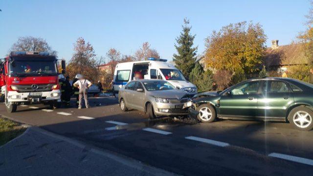 Zablokowana krajowa 19 po zderzeniu trzech aut w Niedrzwicy Kościelnej. Trzy osoby poszkodowane (zdjęcia)