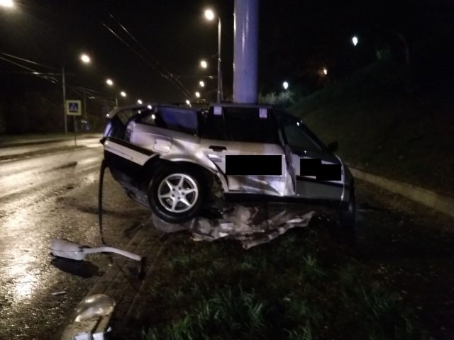 BMW „zawinęło się” na słupie. Nie żyje taksówkarz (wideo, zdjęcia)