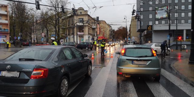 Duże utrudnienia w ruchu po wypadku na skrzyżowaniu ul. Narutowicza z ul. Lipową (zdjęcia)