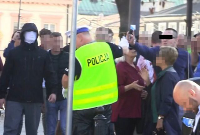 Zaatakował policjanta gazem pieprzowym. Sam zgłosił się na komisariat (zdjęcia)