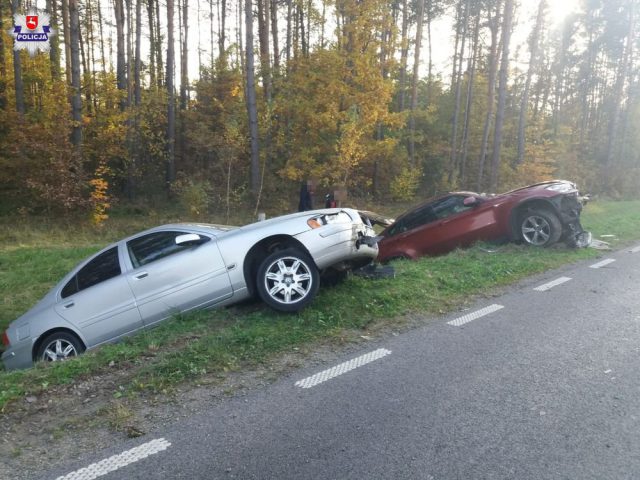 Niebezpieczny manewr wyprzedzania, dwa pojazdy w rowie (zdjęcia)