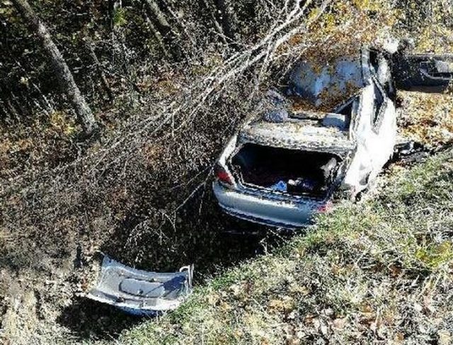 BMW dachowało i uderzyło w drzewo. Zginęła młoda kobieta (zdjęcia)