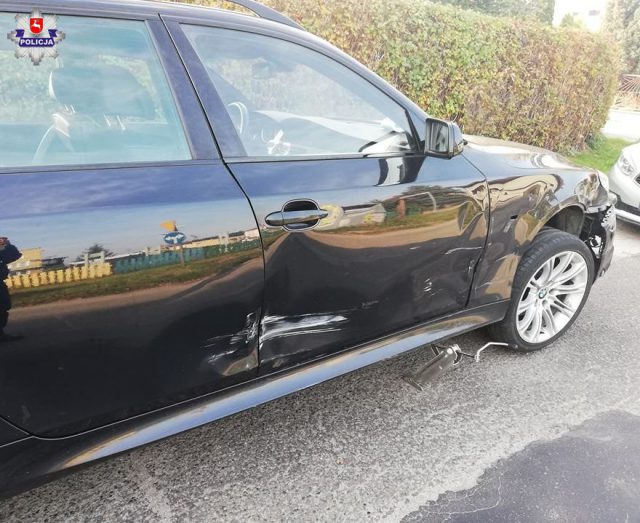 Kierowca BMW uszkodził pięć zaparkowanych pojazdów. Uciekł z miejsca zdarzenia (zdjęcia)