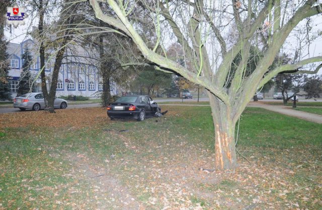 Audi uderzyło w drzewo, kierowca poszedł do domu. W chwili zatrzymania był pijany (zdjęcia)
