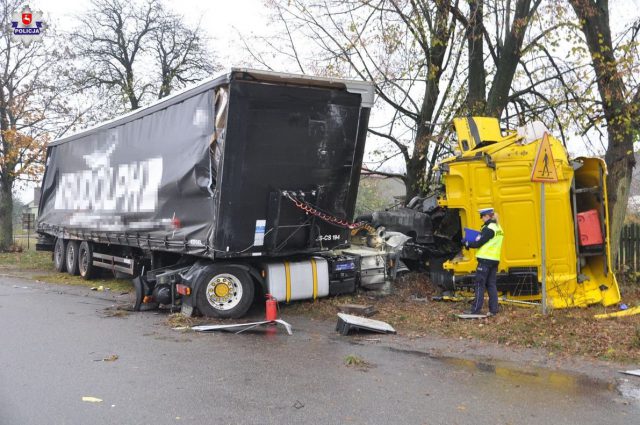 Zderzenie BMW z ciężarówką na skrzyżowaniu. Dwie osoby trafiły do szpitala (zdjęcia)