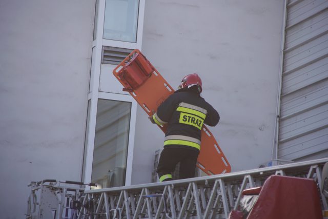 Akcja ratunkowa w Lublinie. Na dachu hipermarketu leżał nieprzytomny mężczyzna (zdjęcia)