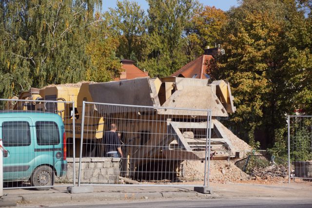 Z budynków zostały gruzy. Zakończyło się wyburzanie pustostanów przy ul. Fabrycznej (zdjęcia)