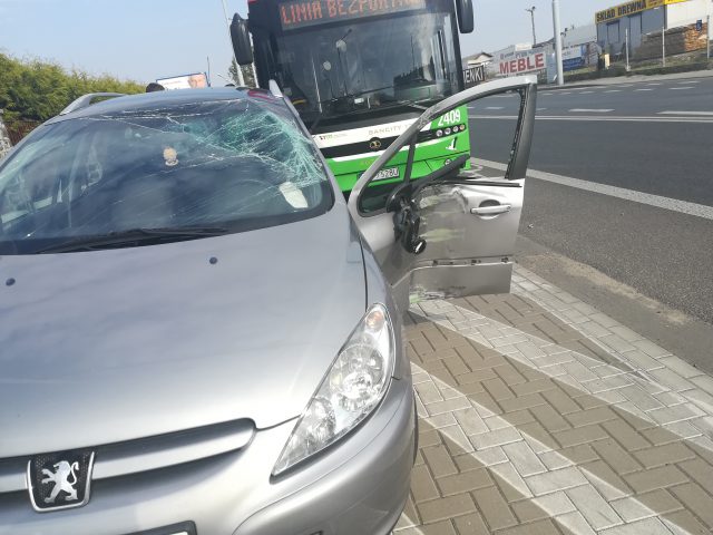 Pijany kierowca wjechał pod autobus komunikacji miejskiej (zdjęcia)