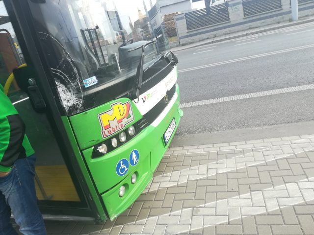 Pijany kierowca wjechał pod autobus komunikacji miejskiej (zdjęcia)