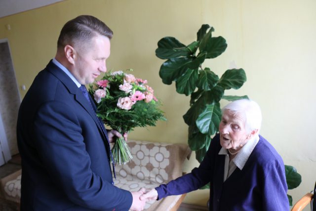 Pani Marianna skończyła 100 lat. Wojewoda wręczył jej medal pamiątkowy „Obrońcy ojczyzny 1939-1945” (zdjęcia)