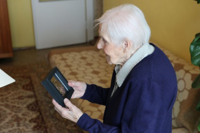 Pani Marianna skończyła 100 lat. Wojewoda wręczył jej medal pamiątkowy „Obrońcy ojczyzny 1939-1945” (zdjęcia)