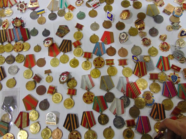 Obywatel Izraela przemycał monety, medale i inne przedmioty kolekcjonerskie (zdjęcia)