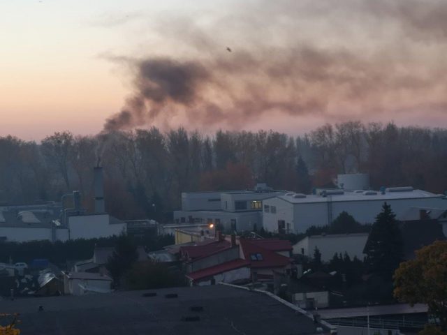 Niepokojący dym z komina POL-SKONE. Firma uspokaja: – Czarny dym jest chwilowy (wideo, zdjęcia)