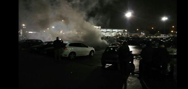 Pożar samochodu na parkingu przy hipermarkecie (zdjęcia)