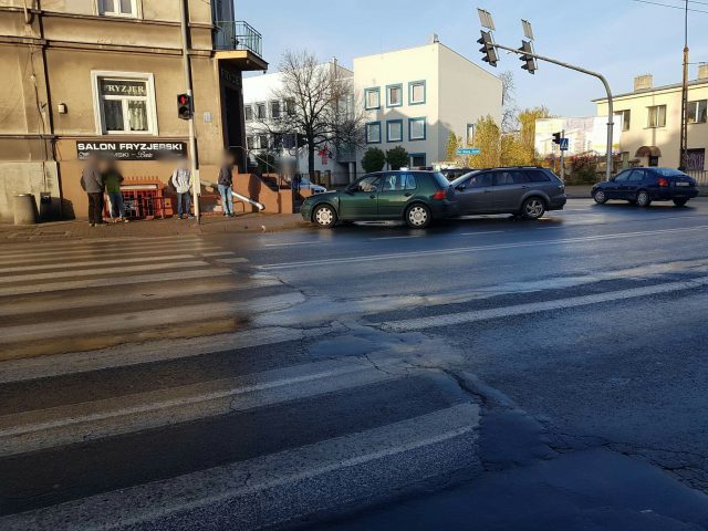 Zderzenie mazdy z volkswagenem. Jeden z kierowców wyjechał na czerwonym (zdjęcia)