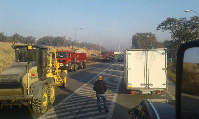 Podwykonawcy pracujący dla Astaldi zablokowali rondo w Żyrzynie (zdjęcia)