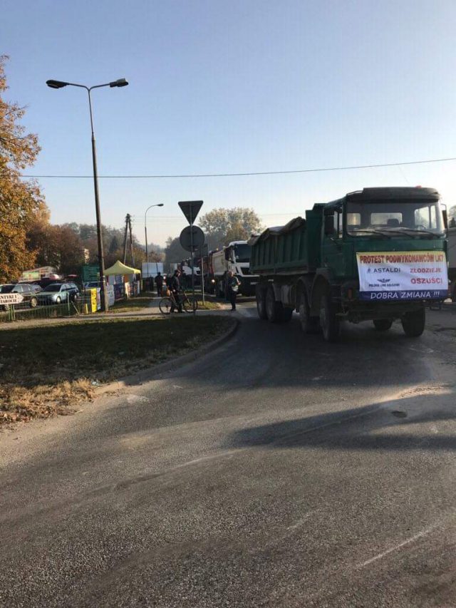 Podwykonawcy pracujący dla Astaldi zablokowali rondo w Żyrzynie (zdjęcia)