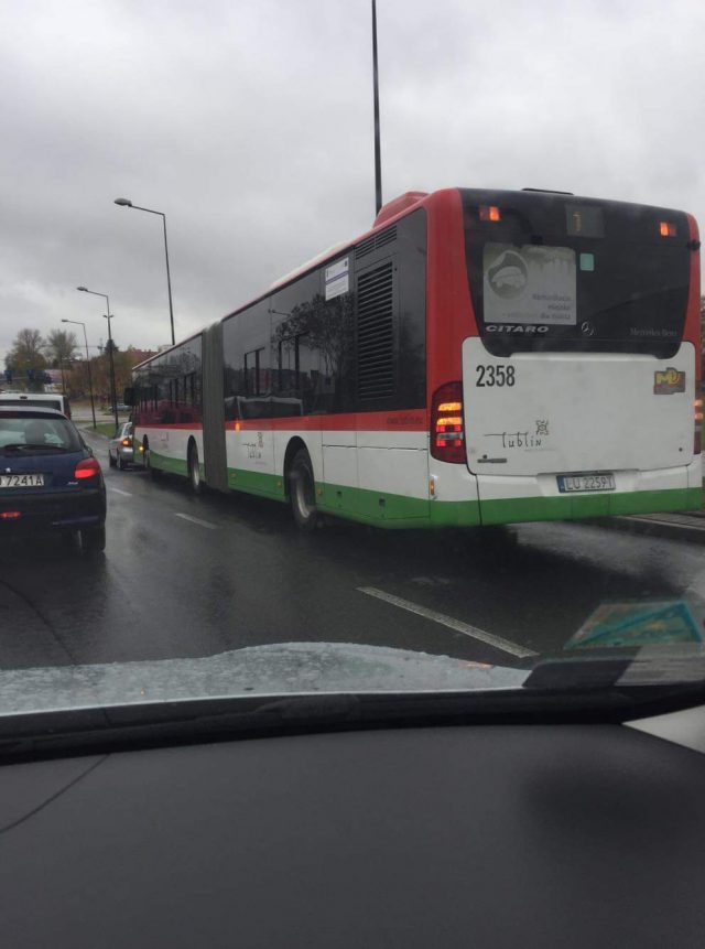 Autobusem komunikacji miejskiej wjechał w dwa auta. Trzy osoby w szpitalu (zdjęcia)