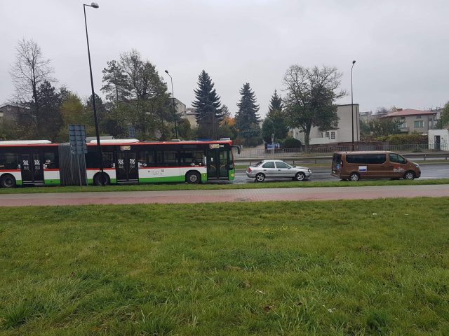 Autobusem komunikacji miejskiej wjechał w dwa auta. Trzy osoby w szpitalu (zdjęcia)