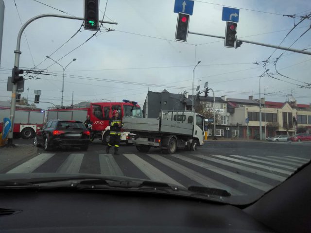 Zderzenie dwóch pojazdów na al. Kraśnickiej. Jedno ze skrzyżowań częściowo nieprzejezdne (zdjęcia)