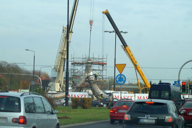 Rozpoczął się montaż Masztu Niepodległości. W tym tygodniu widoczne będą efekty prac