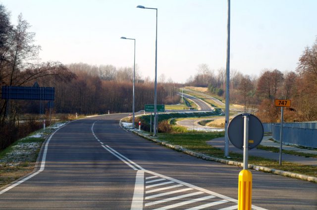 Nowa droga ukończona, jednak nie można nią jeździć. Wszystko przez procedury (zdjęcia)