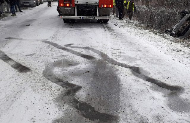Pierwszy śnieg spowodował wysyp wypadków i kolizji. Fatalne warunki na drogach