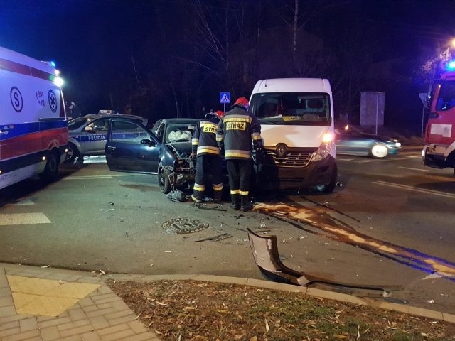 Zderzenie pojazdów na ul. Walecznych. Droga jest zablokowana (zdjęcia)