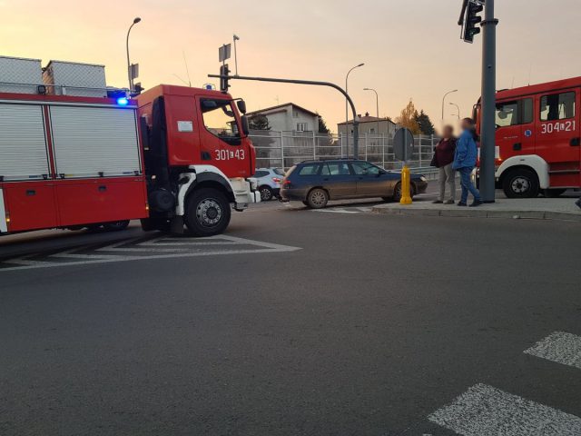 Przejechał na czerwonym świetle, zderzył się z peugeotem